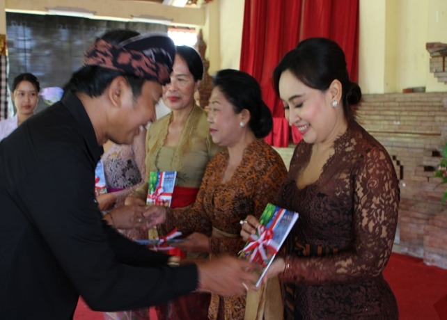 BUKU : Kelurahan Renon meluncurkan buku yang didalamnya terdapat puisi hasil karya siswa SD dalam peringatan Bulan Bahasa Bali ke-V, Kamis (9/2). (ISTIMEWA)