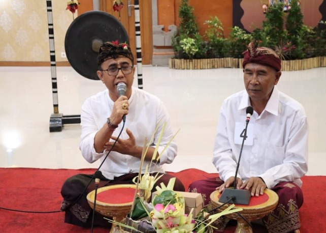 BIBIT : Penyemaian bibit Indigofera di rumah semai, Desa Tembok, Tejakula. Bibit ini dikembangkan dan dibagikan kepada masyarakat secara gratis sebagai pakan sapi dan kambing. (DIAN SURYANTINI/ BALI EXPRESS)