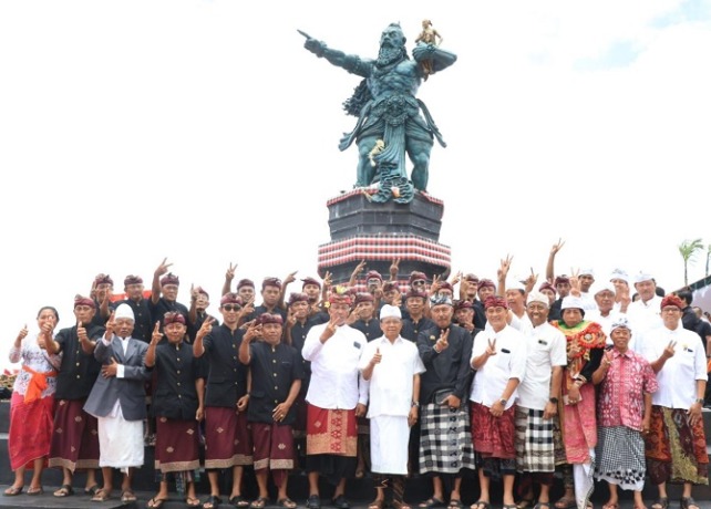 MLASPAS  : Mlaspas Patung Panji Landung di shortcut titik 5 dan 6 wilayah desa Gitgit Kecamatan Sukasada, Buleleng. (istimewa)