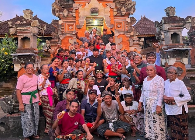 RESES : Anggota Komisi VI DPR RI I Nyoman Parta menyerap aspirasi rakyat di Merajan Agung Maha Gotra Tirta Harum, Dusun Sema Agung, Desa Tusan, Kecamatan Banjarangkan, Klungkung, Selasa (21/2). (ISTIMEWA)