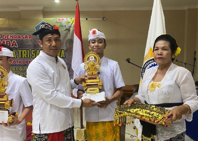 LOMBA TRI SANDYA : Lomba Tri Sandya yang digelar PHDI Kota Denpasar, Minggu (26/2). (DISKOMINFO DENPASAR FOR BALI EXPRESS)