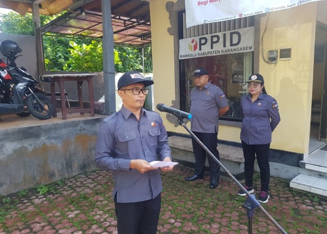 APEL: Apel patroli pengawasan hak pilih di Kantor Bawaslu Karangasem, Senin (27/2). (ISTIMEWA)