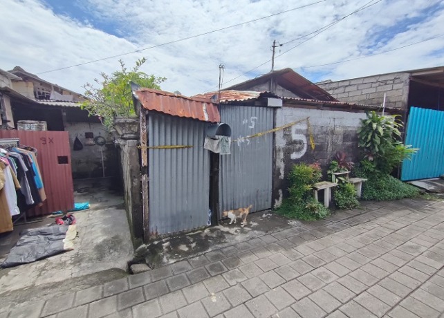 TKP: Polisi telah memasang police line di pagar rumah Juniarta. (I GEDE PARAMASUTHA/BALI EXPRESS)
