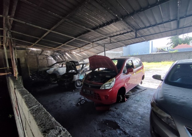 HANGUS: Beberapa mobil yang berada di bengkel dan garase yang turut terbakar. (I GEDE PARAMASUTHA/BALI EXPRESS)