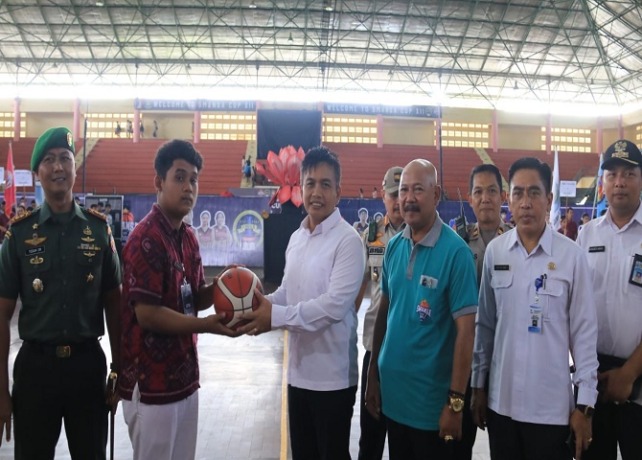 DIBUKA : Wakil Bupati Jembrana I Gede Ngurah Patriana Krisna membuka turnamen SMANSA CUP XII, Rabu (8/2). (GDE RIANTORY/BALI EXPRESS)