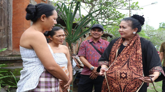 TENUN : Ketua Dewan Kerajinan Nasional Daerah (Dekranasda) Bali Ny. Putri Suastini Koster saat tatap muka dengan penenun Gringsing di Desa Tenganan Pegringsingan, Kecamatan Manggis, Kabupaten Karangasem, Selasa (31/1). Humas Pemprov Bali for Bali Express