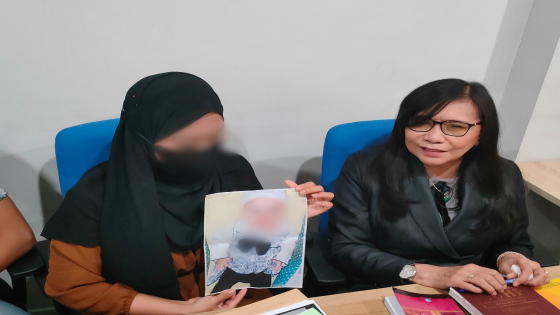 BEBERKAN : EL (kiri) didampingi kuasa hukumnya, Ipung, saat membeberkan kasusnya. I Gede Paramasutha/Bali Express