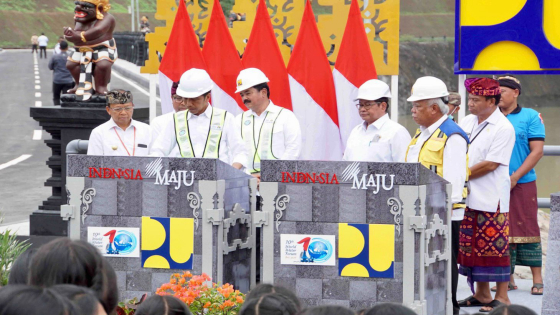 PRESIDEN : Presiden Republik Indonesia Ir. Joko Widodo didampingi Gubernur Bali, Wayan Koster, meresmikan tiga program prioritas di Provinsi Bali, Kamis (2/2).Humas Pemprov Bali for Bali Express