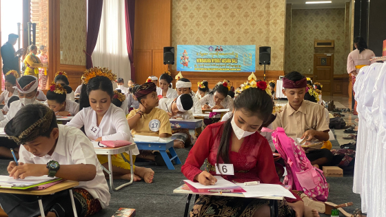 LOMBA : Pelaksanaan Lomba Nyurat Aksara Bali di Gedung Balai Budaya Giri Nata Mandala, Kamis (2/2). Putu Resa Kertawedangga/Bali Express