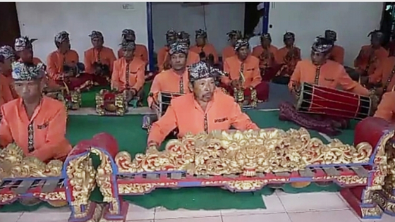 GONG BERUK : Gambelan Gong Beruk mengiringi prosesi upacara di Banjar Adat Bangle. Ist