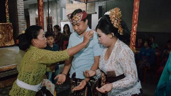 PAWIWAHAN : Salah satu rangkaian upacara  Pawiwahan (perkawinan) umat Hindu. Dok Bali Express.