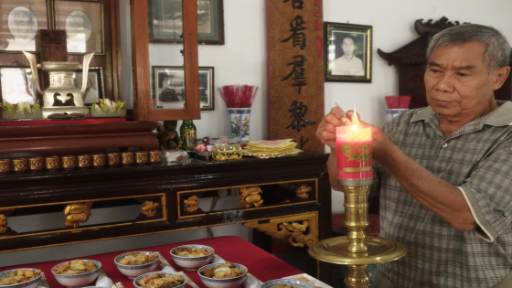 CAP GO MEH : Perayaan Cap Go Meh di rumah Made Wahyuni. Suami Made Wahyuni sedang melakukan persembahyangan Cap Go Meh. Dian Suryantini/Bali Express