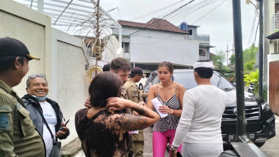 DIAMANKAN : Satpol PP Badung saat mengamankan WNA Rusia yang diduga depresi di Kelurahan Jimbaran, Kuta Selatan,  Sabtu (4/1). Ist