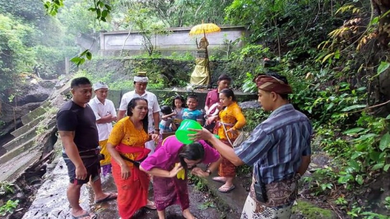 MALUKAT : Pamedek malukat di Pura Yeh Lesung. Ist