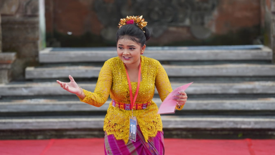 JUARA I : Ni Putu Renaisan Andari Teja juara I Baca Puisi Bali Anyar serangkaian Bulan Bahasa Bali ke-5 di Kalangan Ayodya, Taman Budaya Provinsi Bali, Selasa (7/2).  Ist