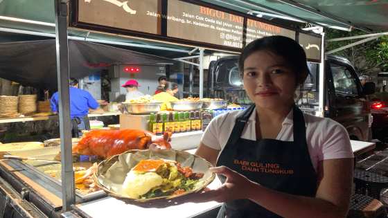 DEPAN KUBURAN : Kuliner Babi Guling Dauh Tungkub di depan Setra Gandamayu, Desa Adat Kesiman, Jalan Waribang, Kesiman Petilan, Denpasar Timur.