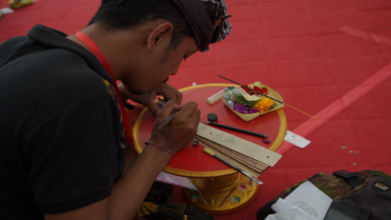 MINIM PESERTA : Salah seorang peserta yang ikuti Ngripta Prasi di Taman Budaya Art Centre, Denpasar, Rabu (8/2). Ist