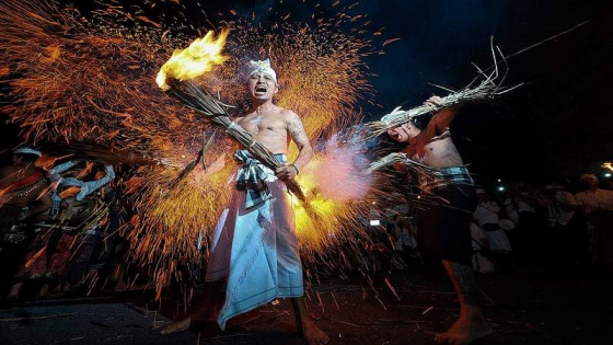 API DANYUH: Lukat Geni di Desa Paksebali, Kecamatan Dawan, Klungkung menggunakan sarana utama api danyuh. Ist