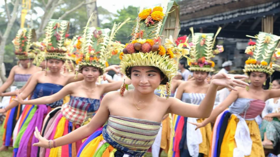 REJANG PALA: Tari Rejang Pala saat Usaba Desa di Pura Pesamuhan Agung beberapa waktu lalu. Ist