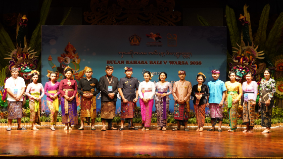 LOMBA : Peserta lomba pangenter acara serangkaian Bulan Bahasa Bali digelar di Gedung Ksirarnawa, Taman Budaya, Art Center, Denpasar, Minggu (12/2). Ist