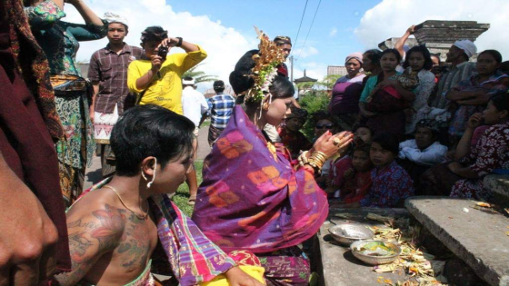 NGANTEN MASSAL:  Salah satu rangkaian saat nganten massal di Desa Pengotan.