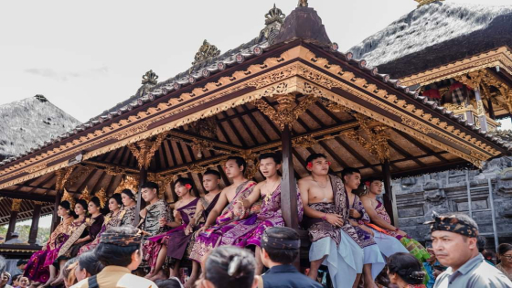 BALE PENGANTIN : Pasangan pengantin di Desa Pengotan duduk di Bale Pengantin di Pura Desa saat nganten massal.  Ist