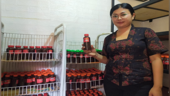 BUMBU RUJAK: Ni Nengah Yudi Apriani memperlihatkan bumbu rujak yang siap dijual. I Made Mertawan/Bali Express