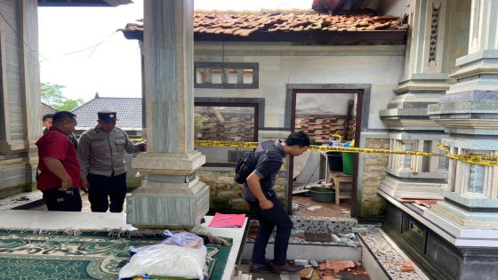 OLAH TKP : Polsek Kintamani melakukan olah TKP tabung gas meledak di Banjar Klatkat, Desa Abang Batudinding, Kecamatan Kintamani, Bangli, Kamis (16/2).  Ist