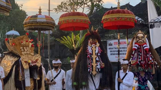 TUMPEK KRULUT :  Paruman Barong di Pura Luhur Natar Sari, Desa Apuan, Kecamatan Baturiti Tabanan saat Tumpek Krulut beberapa waktu lalu.  (Ist)