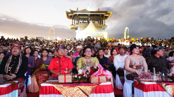 TUMPEK KRULUT : Gubernur Bali, Wayan Koster dan Wagub Cok Ace merayakan Rahina Tumpek Krulut di Panggung Terbuka Ardha Candra, Taman Werdhi Budaya Art Centre, Sabtu (18/2). Humas Pemprov Bali for Bali Express