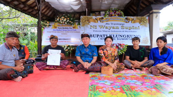 MELAYAT : Bupati Klungkung I Nyoman Suwirta bersama Ny. Ayu Suwirta melayat sekaligus menyerahkan Akta Kematian Pitra Bakti kepada suami dari Ni Wayan Supini,44, korban gempa di Turki, Senin (20/2). Ist