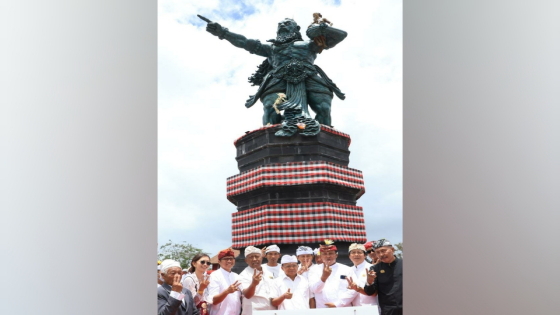 DIPLASPAS : Patung Panji Landung di shortcut titik 5 dan 6 wilayah Desa Gitgit Kecamatan Sukasada, Buleleng, Senin (20/2) diplaspas. Ist