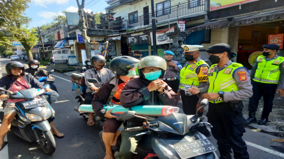 TEGURAN : Personel kepolisian memberikan teguran ke pengendara motor rangkaian Operasi Keselamatan Agung. JPG