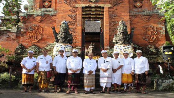 MELASPAS: Walikota Denpasar I Gusti Ngurah Jaya Negara saat menghadiri karya melaspas di Pura Desa Adat Sumerta.Humas Pemkot for Bali Express