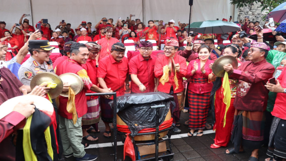 FESTIVAL IMLEK : Walikota Denpasar, I Gusti Ngurah Jaya Negara saat mendampingi Gubernur Bali Wayan Koster dan Wakil Gubernur Bali, Tjokorda Oka Artha Ardhana Sukawati pada Puncak Perayaan Festival Imlek Bersama 2547 Tahun 2023 di Kota Denpasar, yang dige