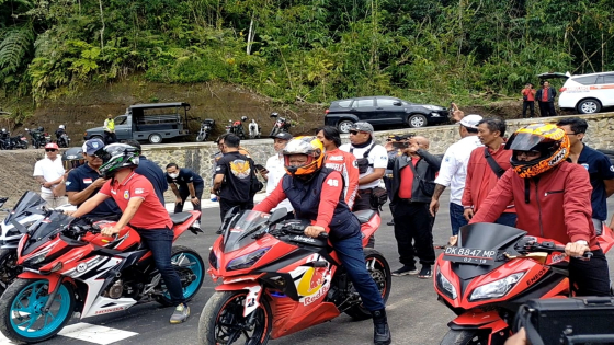 DRAG RACE : Bupati Bangli Sang Nyoman Sedana Arta (tengah) mencoba lintas lurus saat peresmian sirkuit drag race di Desa Landih, Bangli, Sabtu (25/2) lalu.  Made Mertawan/Bali Express