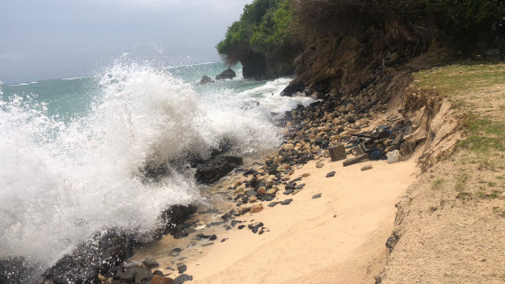 RUSAK : Dampak abrasi yang merusak jalan setapak di Pantai Pandawa, Desa Kutuh, Kecamatan Kuta Selatan. Ist