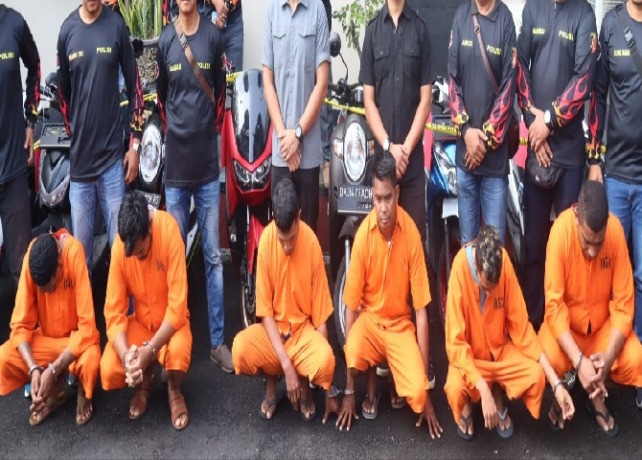 NEKAT : Enam orang debt collector saat diamankan di Mapolres Gianyar, Rabu (8/2). (ISTIMEWA)
