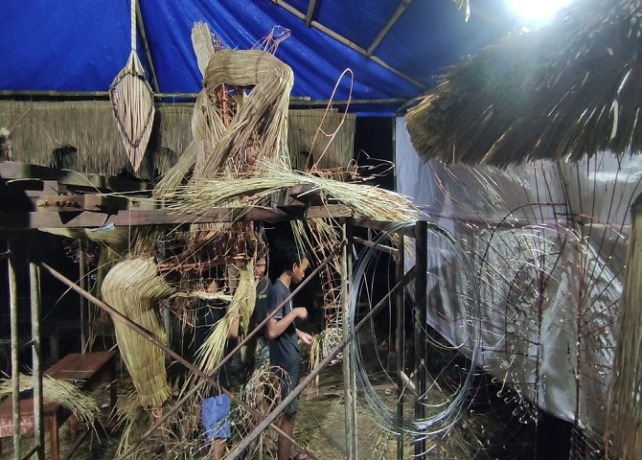 KREATIF : Proses pembuatan ogoh-ogoh berbahan ambengan. (ISTIMEWA)