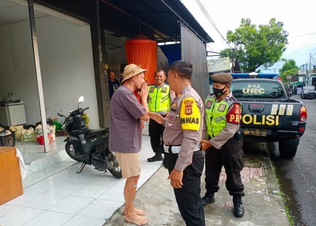 DIAMANKAN : Bule yang mengaku asal Rusia saat diamankan setelah berjalan tanpa pakaian di Jalan di Jalan Raya Andong, memasuki Banjar Nagi, Desa Petulu, Kecamatan Ubud, Gianyar. (ISTIMEWA)