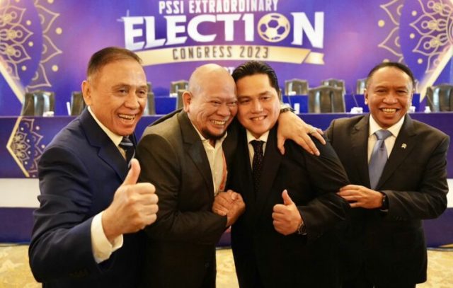 TERPILIH: Erick Thohir (kedua dari kanan) terpilih menjadi Ketum PSSI periode 2023-2027 dalam KLB PSSI, Kamis (16/2) di Jakarta. Erick mengungguli La Nyalla Mattalitti (kedua dari kiri). (Instagram erickthohir).
