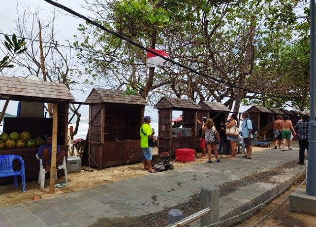 MENGHALANGI: Peletakan gerobak pedagang yang menghalangi pemandangan pantai Kuta. (ISTIMEWA)