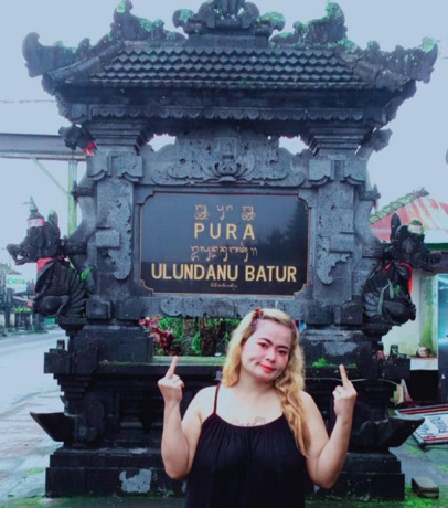Faras Sayidi atau Milov berpose acungkan Jari Tengah di Depan Pura Ulundanu