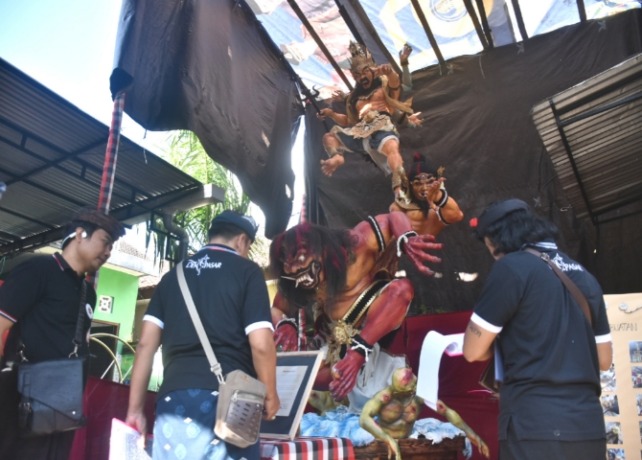 SERENTAK : Penilaian lomba ogoh-ogoh di Kota Denpasar serentak dilakukan pada Kamis (9/3). (AGUNG BAYU/BALI EXPRESS)