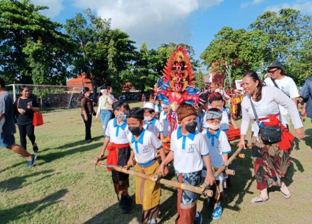 PARADE : Pelaksanaan parade ogoh-ogoh TK/PAUD di Denpasar Selatan di Lapangan Arga Coka, Pegok, Kelurahan Sesetan, Denpasar Selatan, Selasa (14/3). (AGUNG BAYU/BALI EXPRESS)