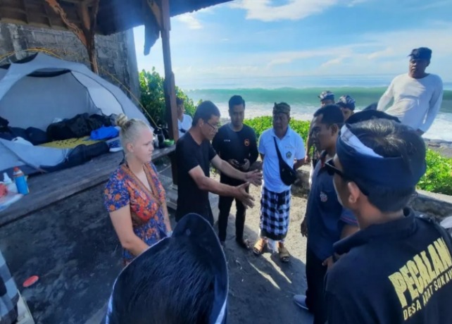 NEKAT : Sepasang bule Polandia sempat bersitegang dengan Pecalang setelah ditegur karena nekat beraktifitas di Pantai Purnama saat Nyepi, Rabu (22/3). (ISTIMEWA)