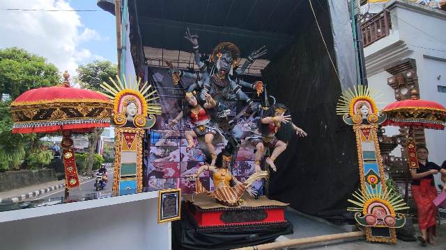JELANG PARADE: Ogoh-ogoh yang akan mengikuti Parade di Kota Tabanan pada momen Pengerupukan Selasa (21/3). (IGA KUSUMA YONI/BALI EXPRESS)
