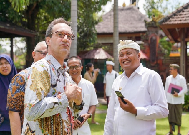 KUNJUNGAN : Bupati Mahayastra saat menerima kunjungan Direktorat Sanitasi Ditjen Cipta Karya, bersama Tim Central Project Management Unit (CPMU) dan World Bank, Kamis (2/3). (ISTIMEWA)