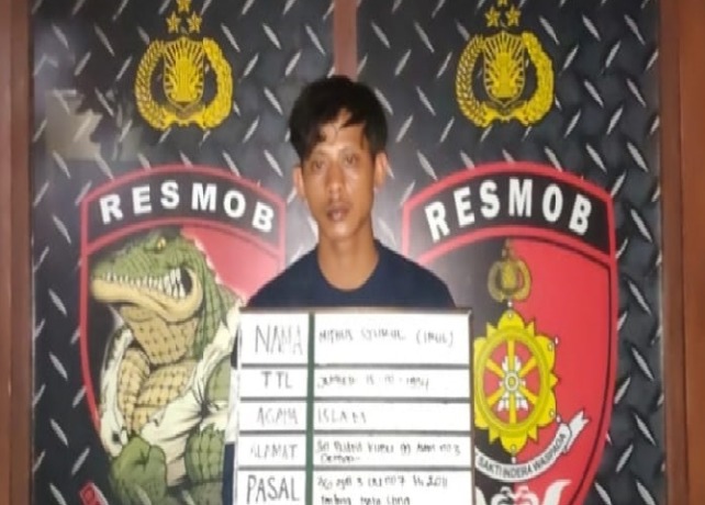 DIBUI: Irul saat diamankan di Mapolsek Densel. (ISTIMEWA)