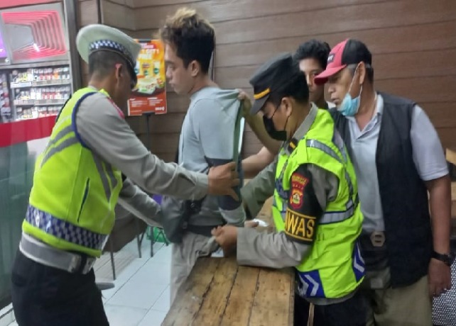 BUAT ONAR: Yunus diamankan polisi usai membuat onar di minimarket diduga karena mabuk pil koplo. (ISTIMEWA)